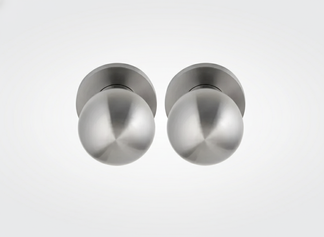 Deurknoppen op lichte achtergrond