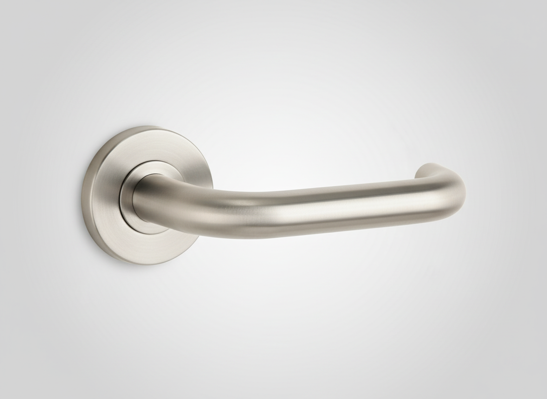 Deurkruk met lichtgrijze achtergrond