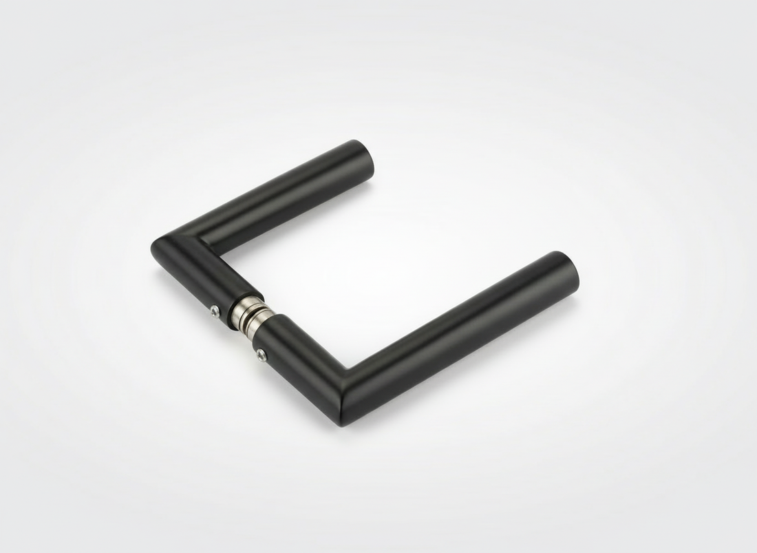 Deurkruk op lichtgrijze achtergrond