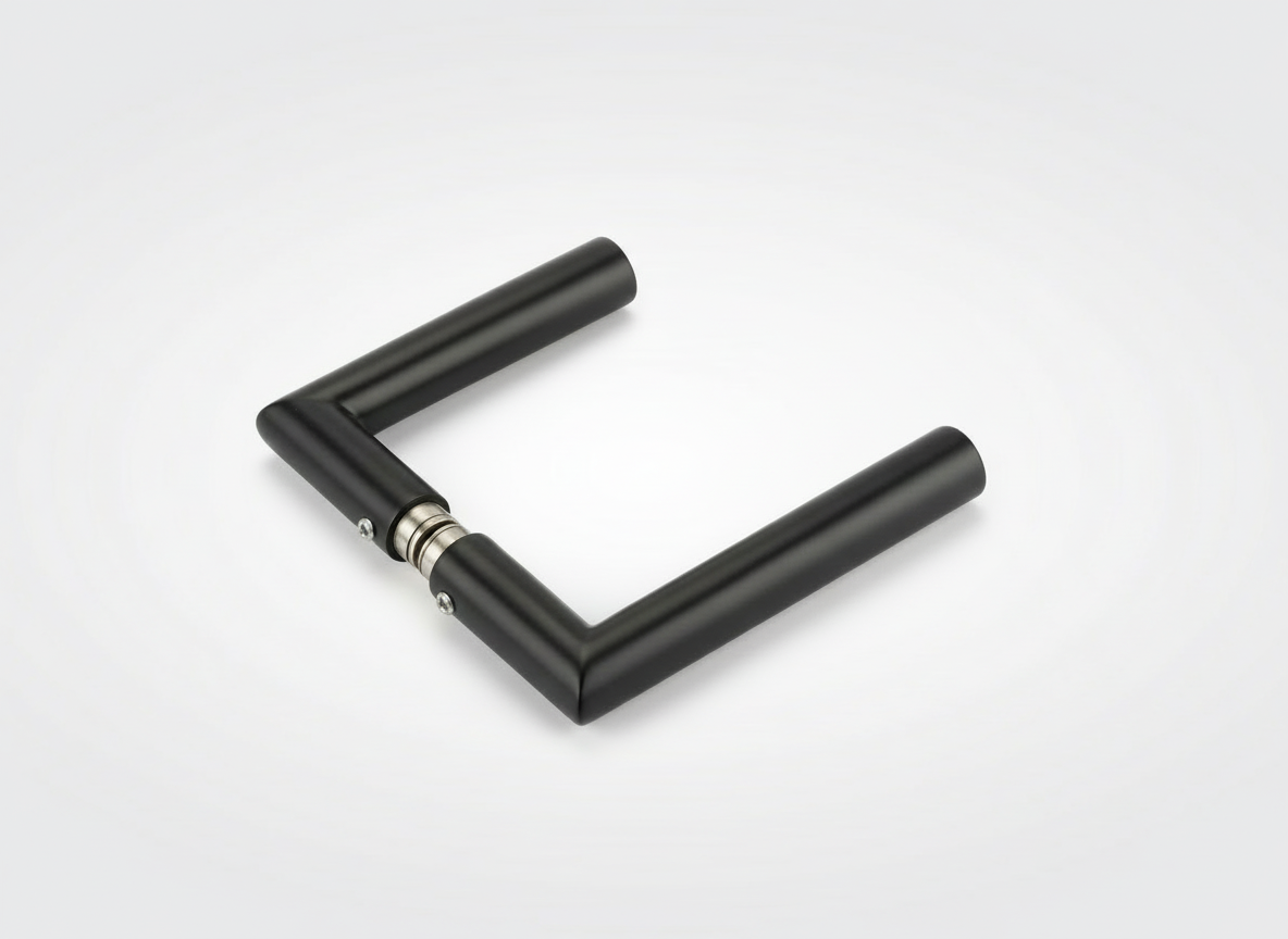 Deurkruk op lichtgrijze achtergrond