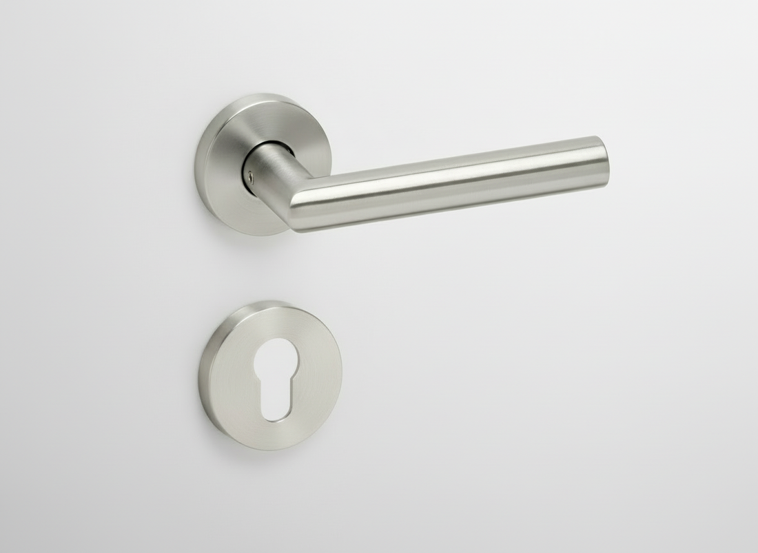 Mat RVS deurkruk met cilinder rozet - uniforme achtergrond