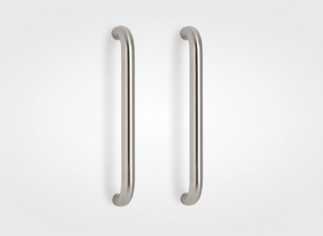 Twee deurgrepen op lichte achtergrond