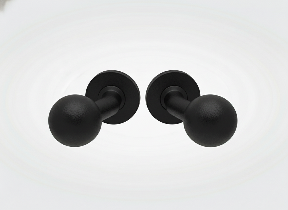 Veel kleinere zwarte deurknoppen